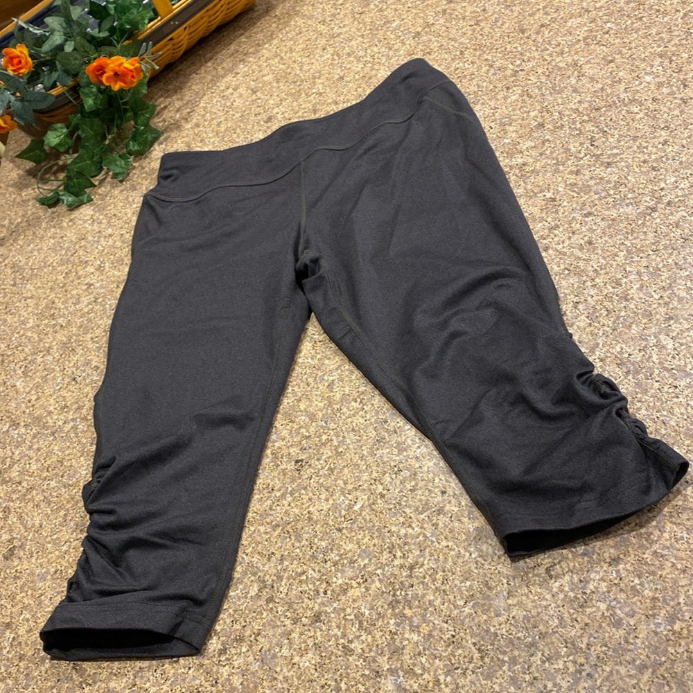 Aspire Gray Active Capri Tights Leggings Small